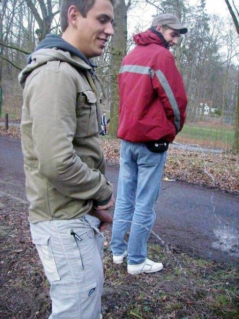 guys-pissing-09212-468x625.jpg