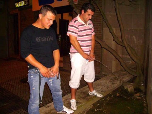 guys-pissing-09251-500x375.jpg
