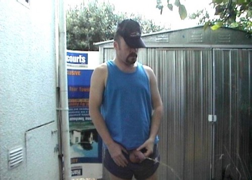 guys-pissing-10111-500x357.jpg