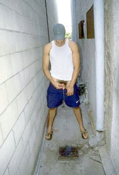 guys-pissing-10311.jpg