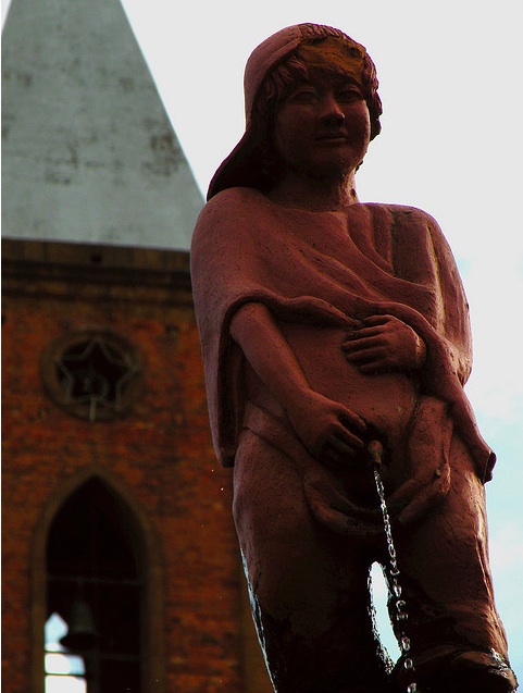 boy pissing sculpture 2.jpg