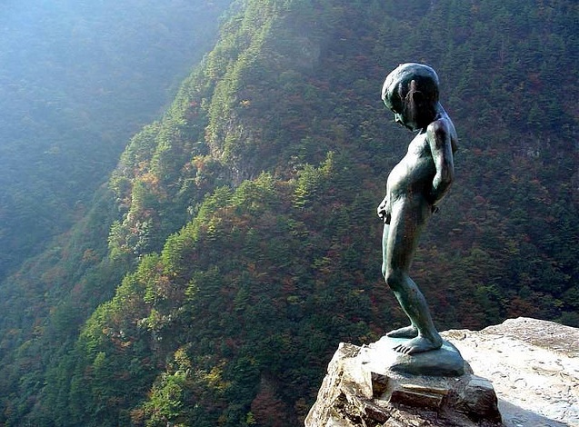 boy pissing sculpture 6.jpg