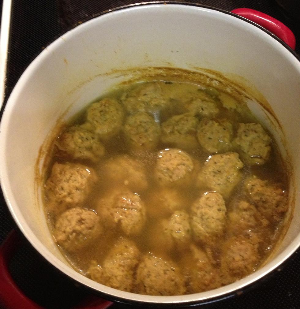 Fars rørt med timian, salt, peber, mel og mælk, koges i vand med karry.jpg