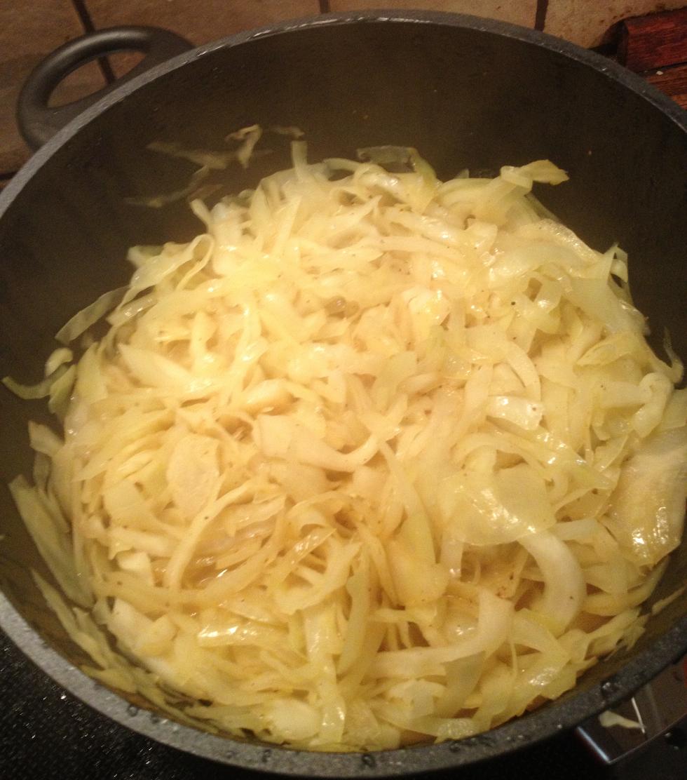 Hvidkål brunes i smør og karry, tilsæt 2 dl karrykogevand og salt.jpg