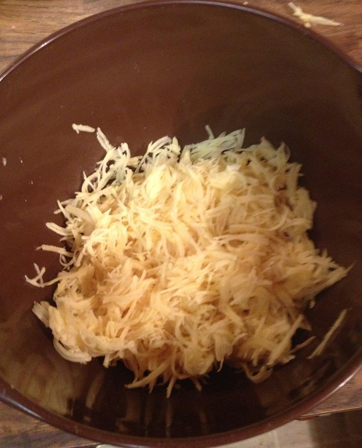 Riv Kartofler og pres dem fri for væde, få dem så tørre som muligt.jpg