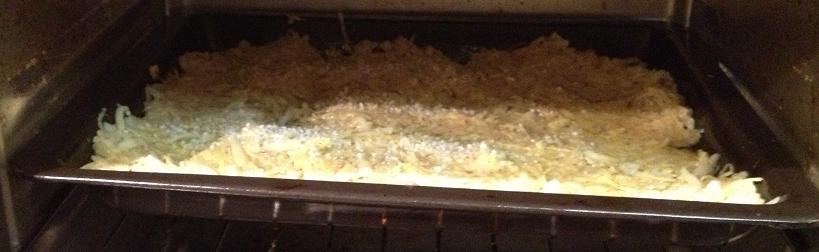 Bland de revede kartofler med krydderier, mozarellaost, rasp og 1 æg og fordel i en oliesmurt bageplade - 40-45 minutter i 175 Grader.jpg