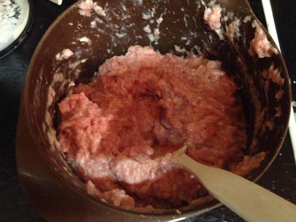 Lav en fars af Hakket Kalv og flæsk med mel, mælk og salt og peber, lind og luftig.jpg