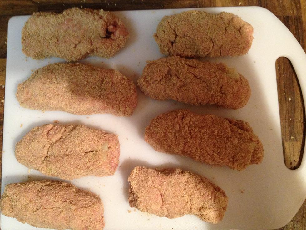 Form farsen på et bagepapir med rasp udstrøet, put lidt fars ovenpå og form et fladt stykke på ca 8 gange 8 cm og læg 1 porrer på hver, og rul.jpg