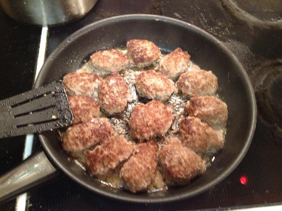 Lav en fars af Oksekød, mælk, salt og peber og havregryn og steges på panden.jpg