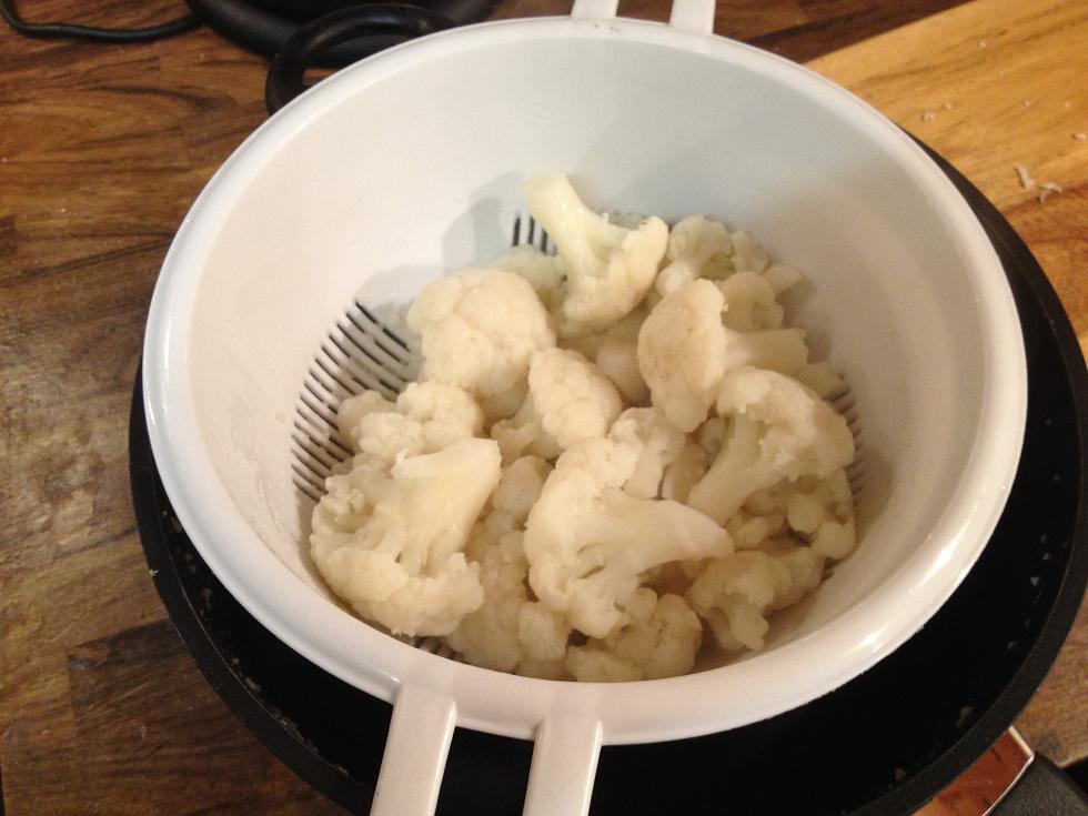 Kog blomkål i buketter i 5 minutter med salt og læg til afdrypning i nogen minutter.jpg