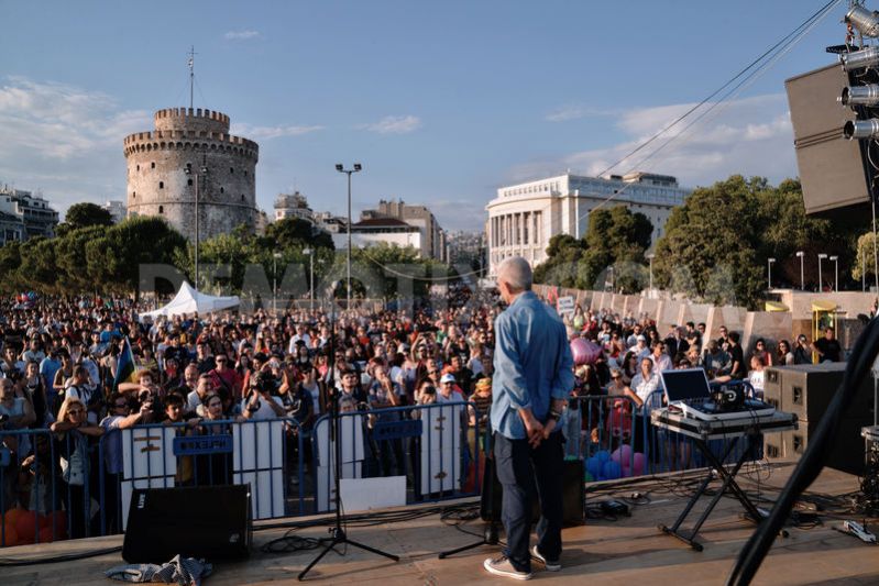 1371350438-thessaloniki-hold-gay-pride-parade_2158068.jpg