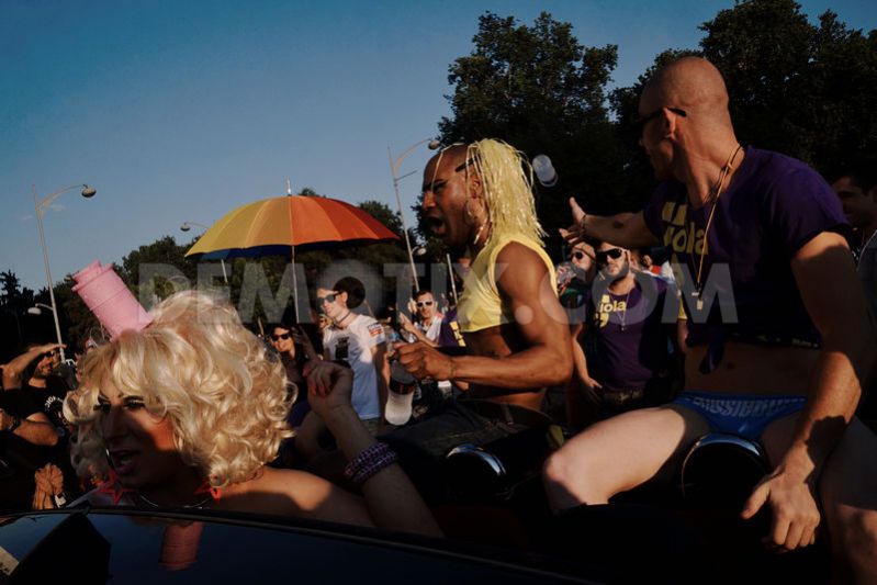 1371350439-thessaloniki-hold-gay-pride-parade_2158152.jpg
