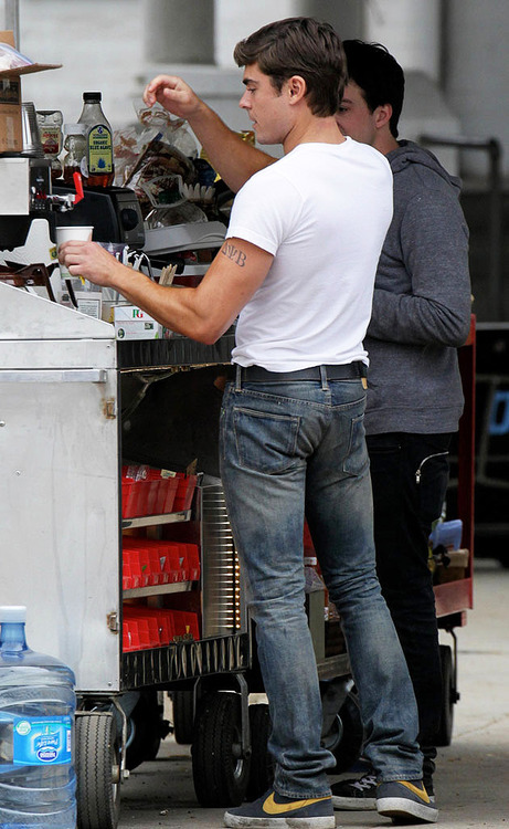 Zac Efron (14).jpg