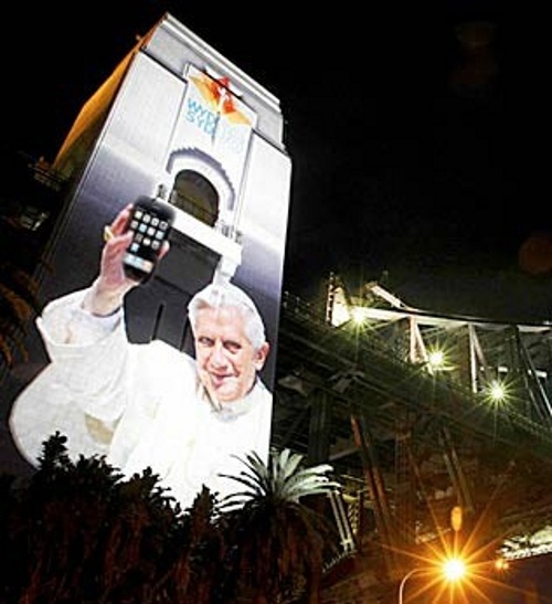 pope-texting.jpg