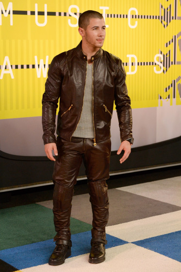 nick-jonas-mtv-vmas-2015-red-carpet-leather-hot-373x560.jpg