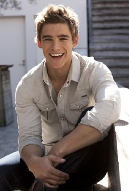 Brenton Thwaites 40.png