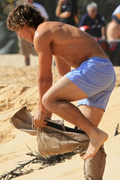 Brenton Thwaites 43.png