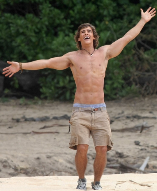 Brenton Thwaites 51.png