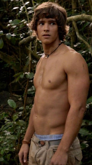 Brenton Thwaites 26.png